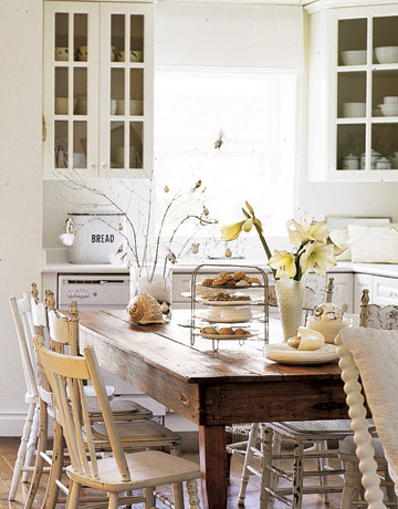 white-glass-table-decorations-htours1206-de1